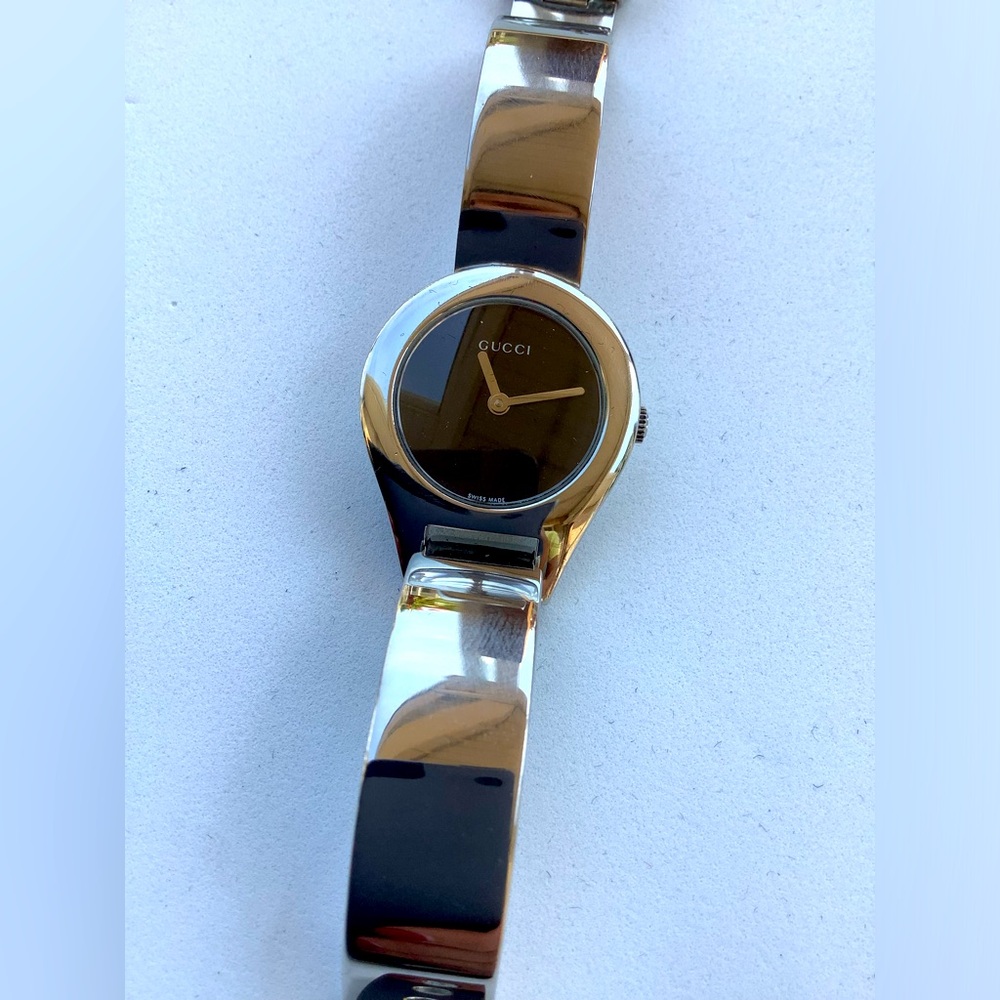 Ladies GUCCI buckle bangle dress watch ❤️❤️ - Picture 3 of 12